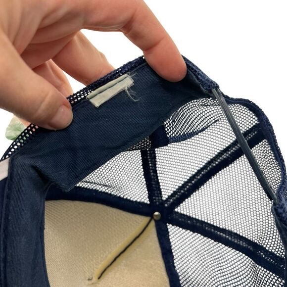 Vintage Québec Snapback Mesh Trucker Hat - Picture 9 of 15